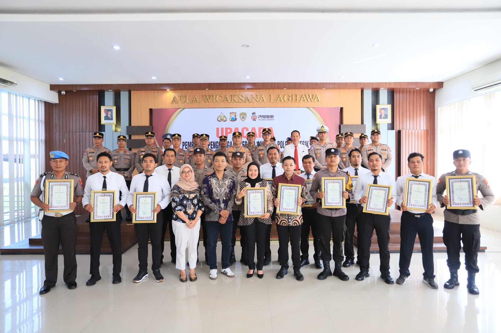 Kapolres Gresik Beri Reward Personel Berprestasi, Dorong Semangat Pengabdian dan Pelayanan