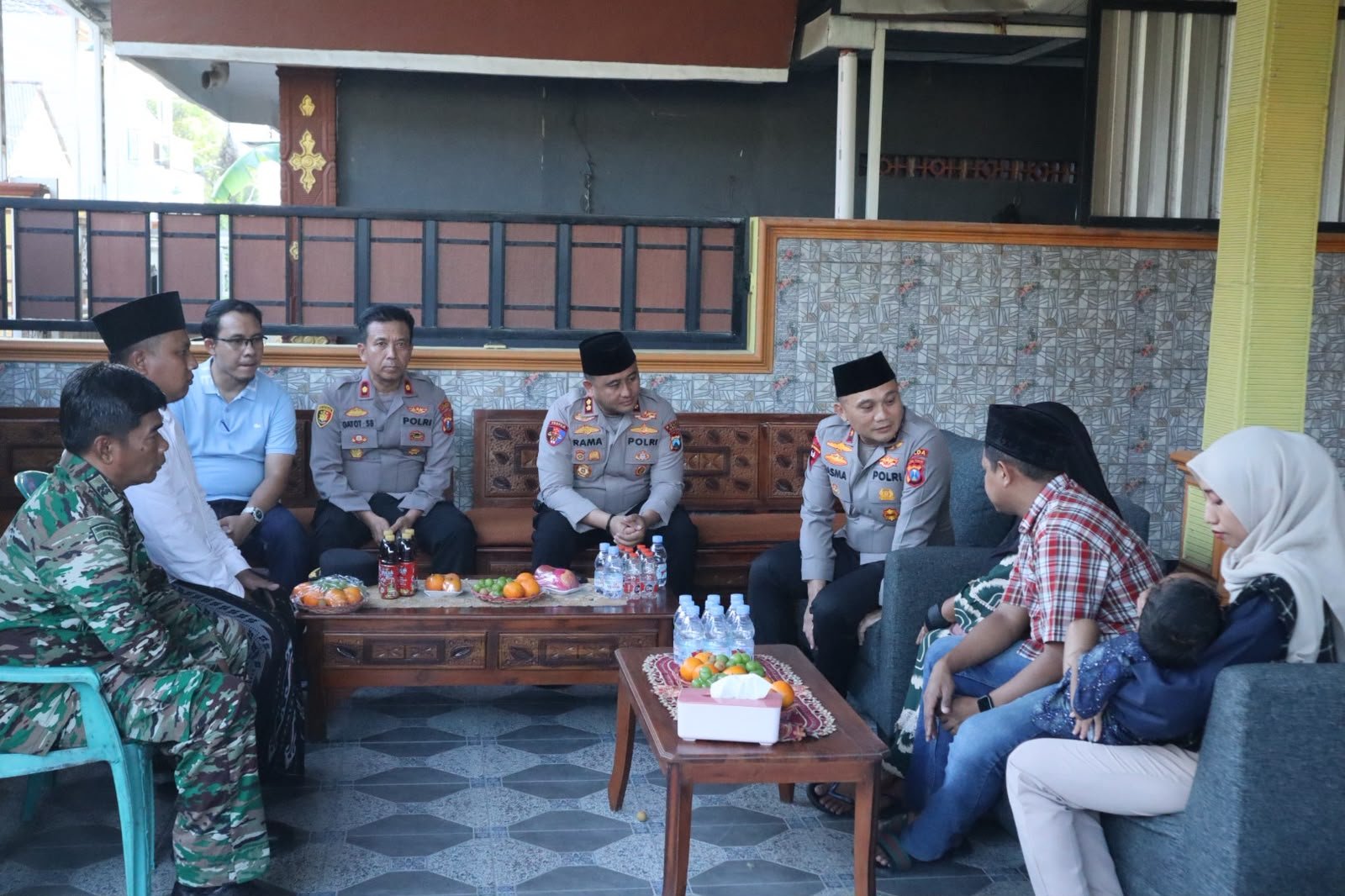 Wujud Kepedulian, Wakapolda Jatim dan Kapolres Gresik Takziah ke Keluarga Kusaeni