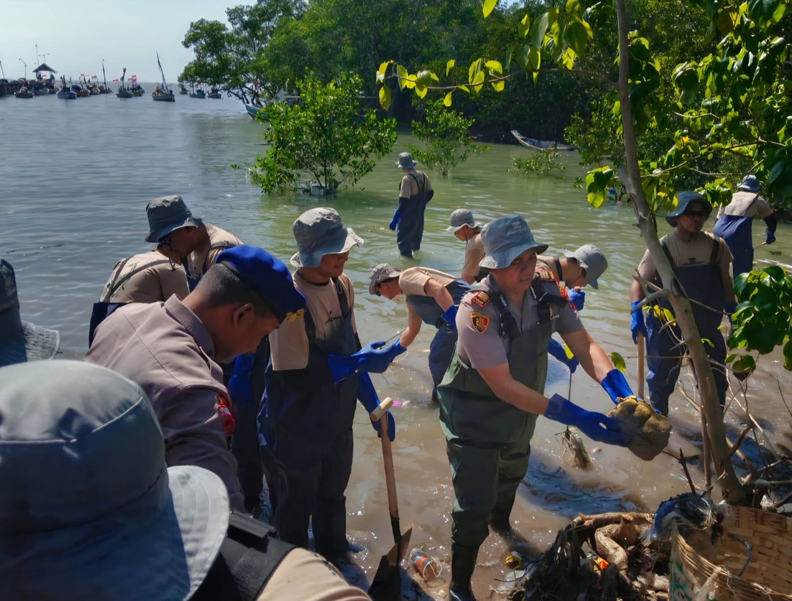 Peringati Hari Lingkungan Hidup Sedunia 2026, Polres Gresik Ikut Aksi Bersih Pantai Bersama PT Freeport Indonesia di Bungah
