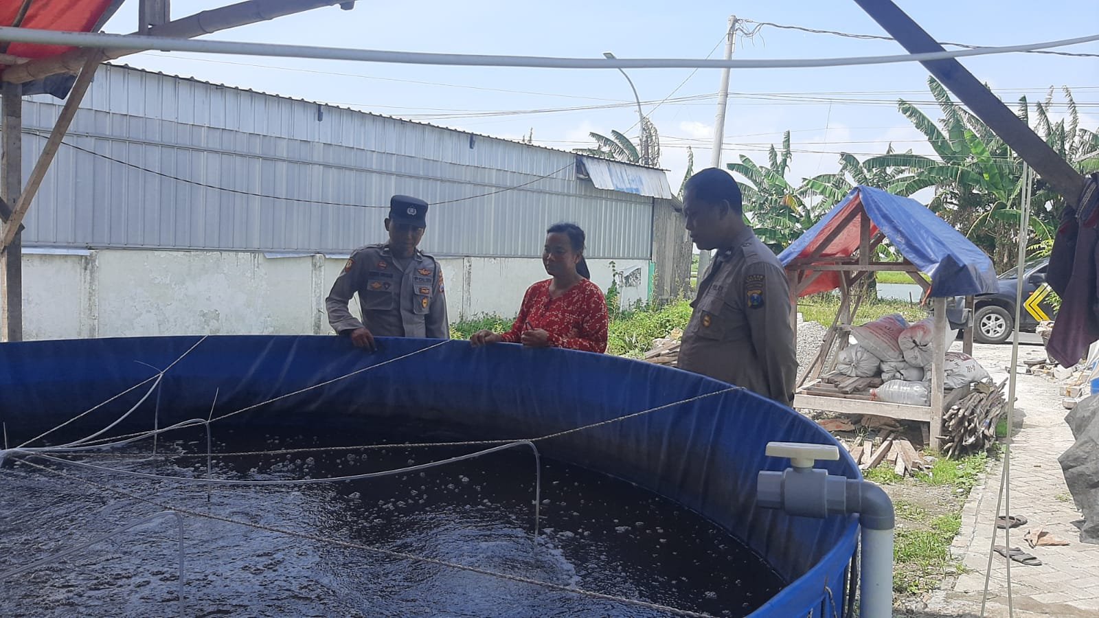 Polri Hadir untuk Petani Ikan, Polsek Kebomas Cek Peternakan Lele di Gresik