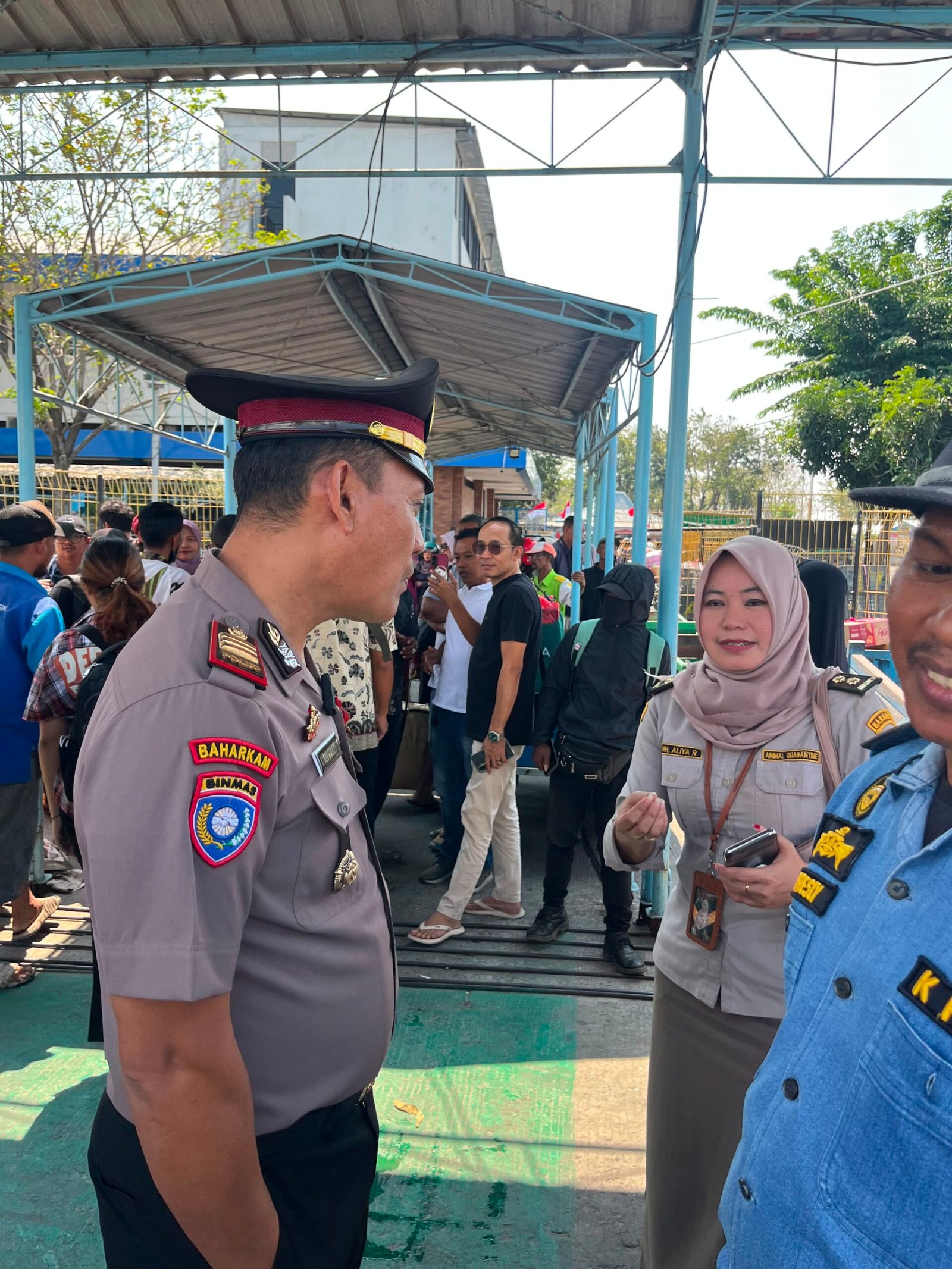Enam Hari Terkendala Cuaca Buruk, Polsek Kawasan Pelabuhan Gresik Kawal Kedatangan 247 Penumpang KM E.B 6F dari Bawean
