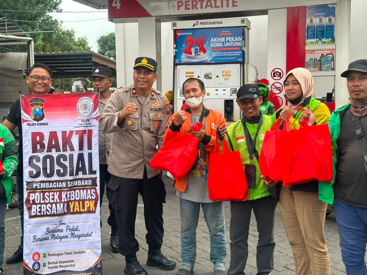 Senyum Ojol Gresik Saat Dapat BBM Gratis, Polsek Kebomas dan YALPK Group Gelar Bakti Sosial