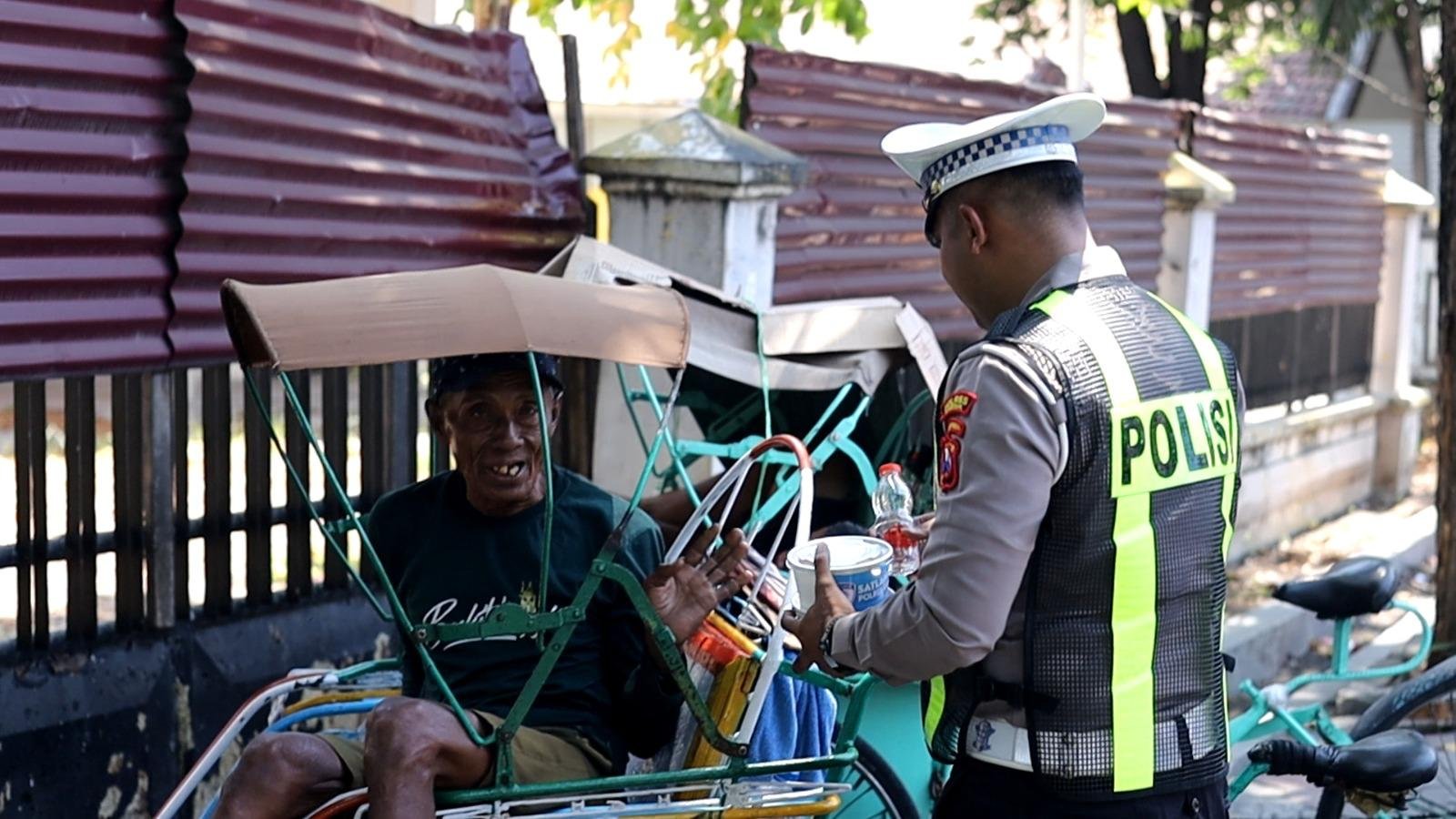 Satlantas Polres Gresik Tebar Kepedulian Lewat Program “Jumat Berkah Berbagi”
