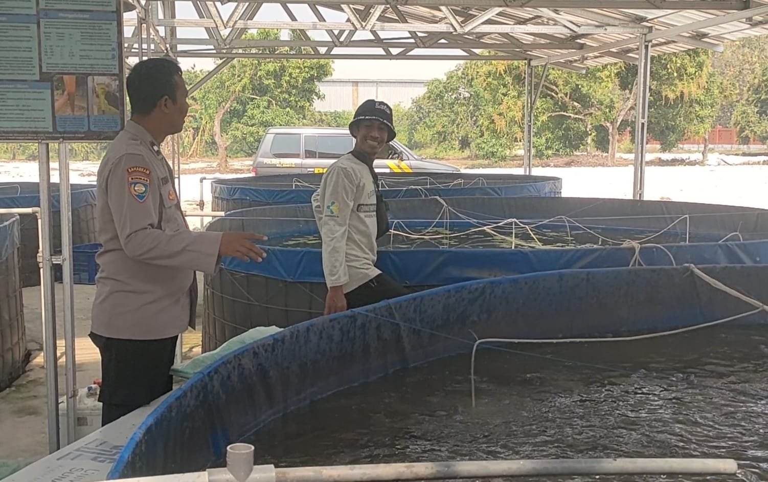 Cek Kolam Lele di Desa Lasem, Polsek Sidayu Dukung Program Ketahanan Pangan