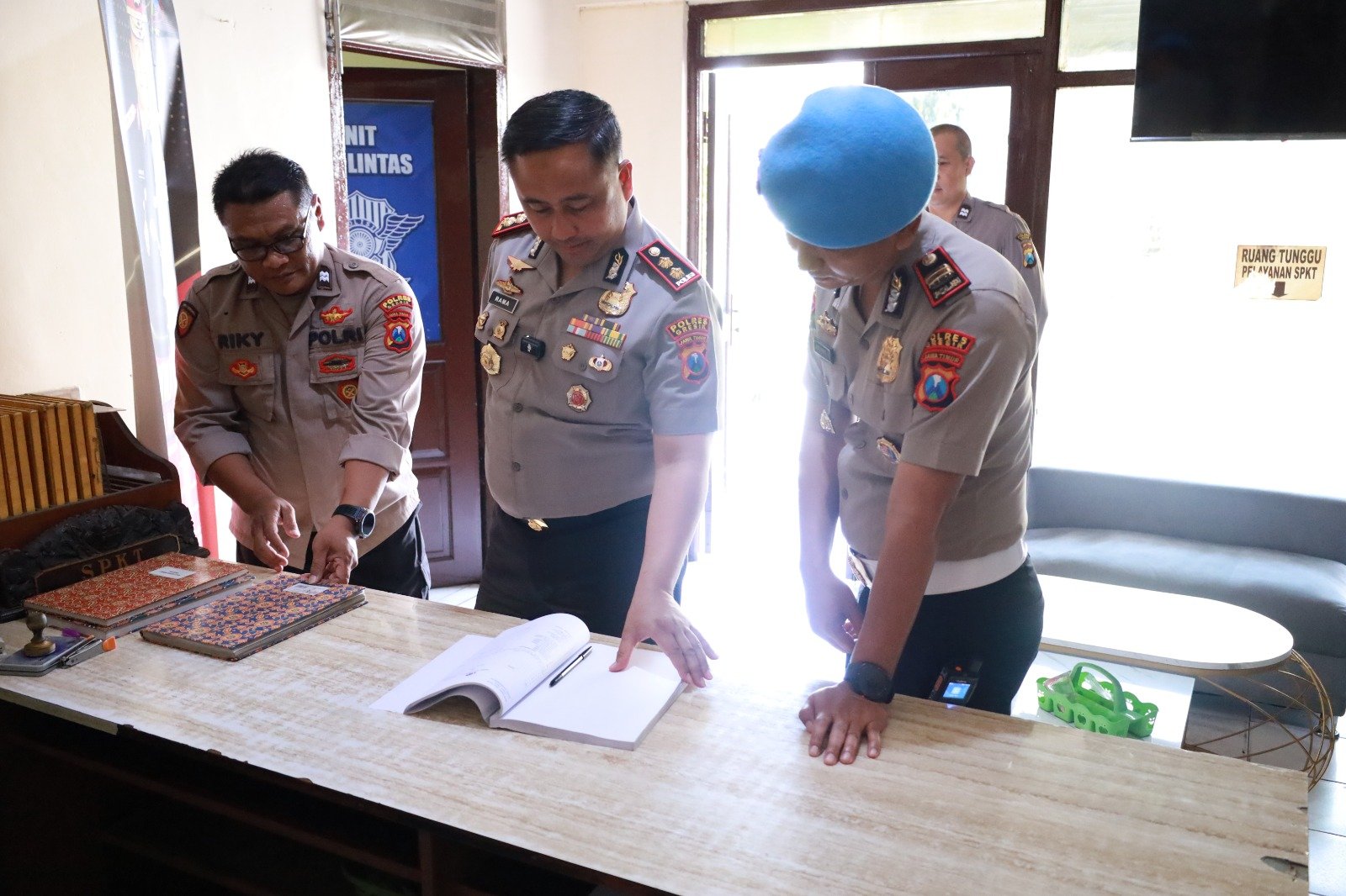 Kapolres Gresik Bersama Sipropam Mitigasi Pelayanan Publik di Tiga Polsek, Cegah Pungli dan Perkuat Penegakan Hukum