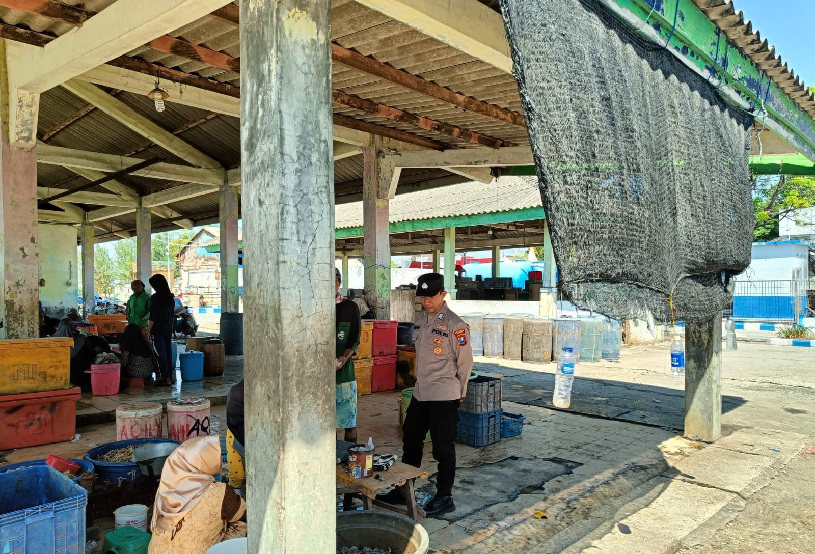 Jaga Pasokan Protein Masyarakat, Polsek Panceng Pantau Pedagang Ikan di TPI