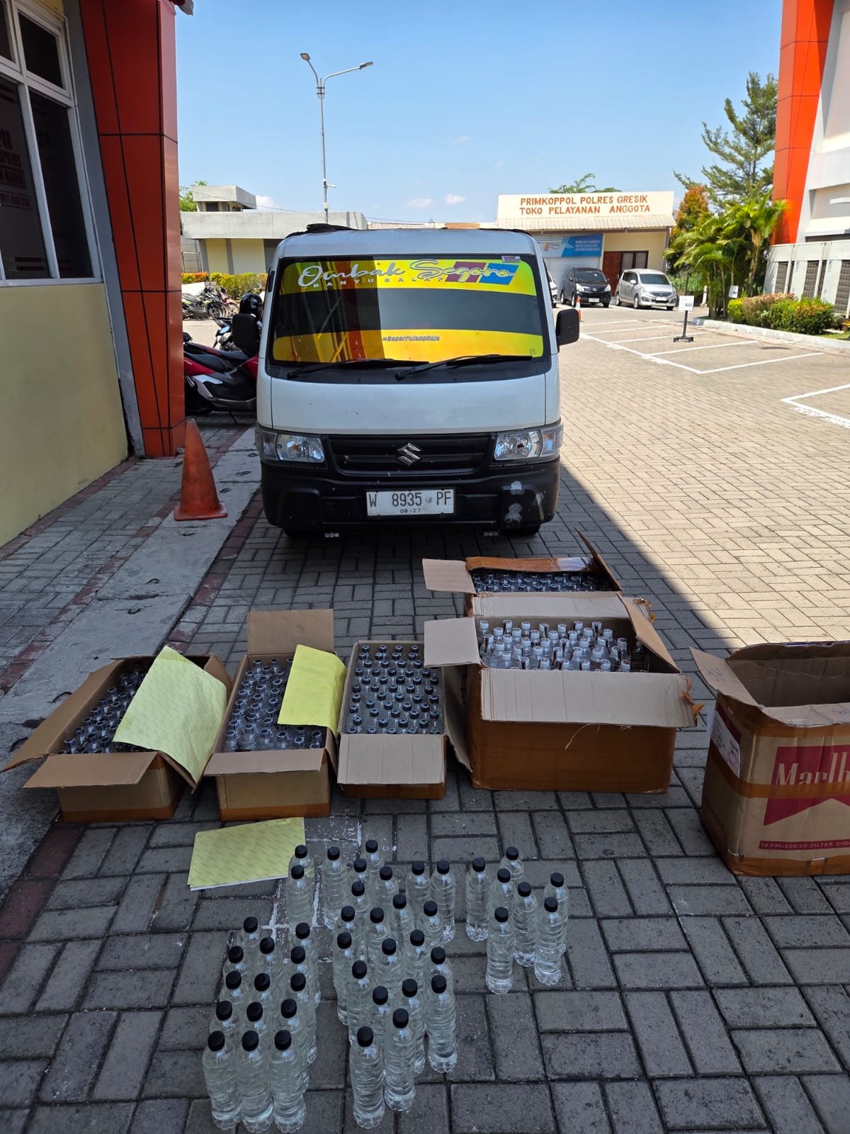 Satresnarkoba Polres Gresik Sita Ratusan Botol Arak Bali, Dua Orang Diamankan