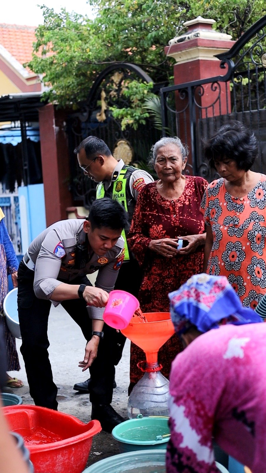 Satlantas Polres Gresik Salurkan Air Bersih, Wujud Kepedulian Polantas Sambut HUT Lalu Lintas ke-71