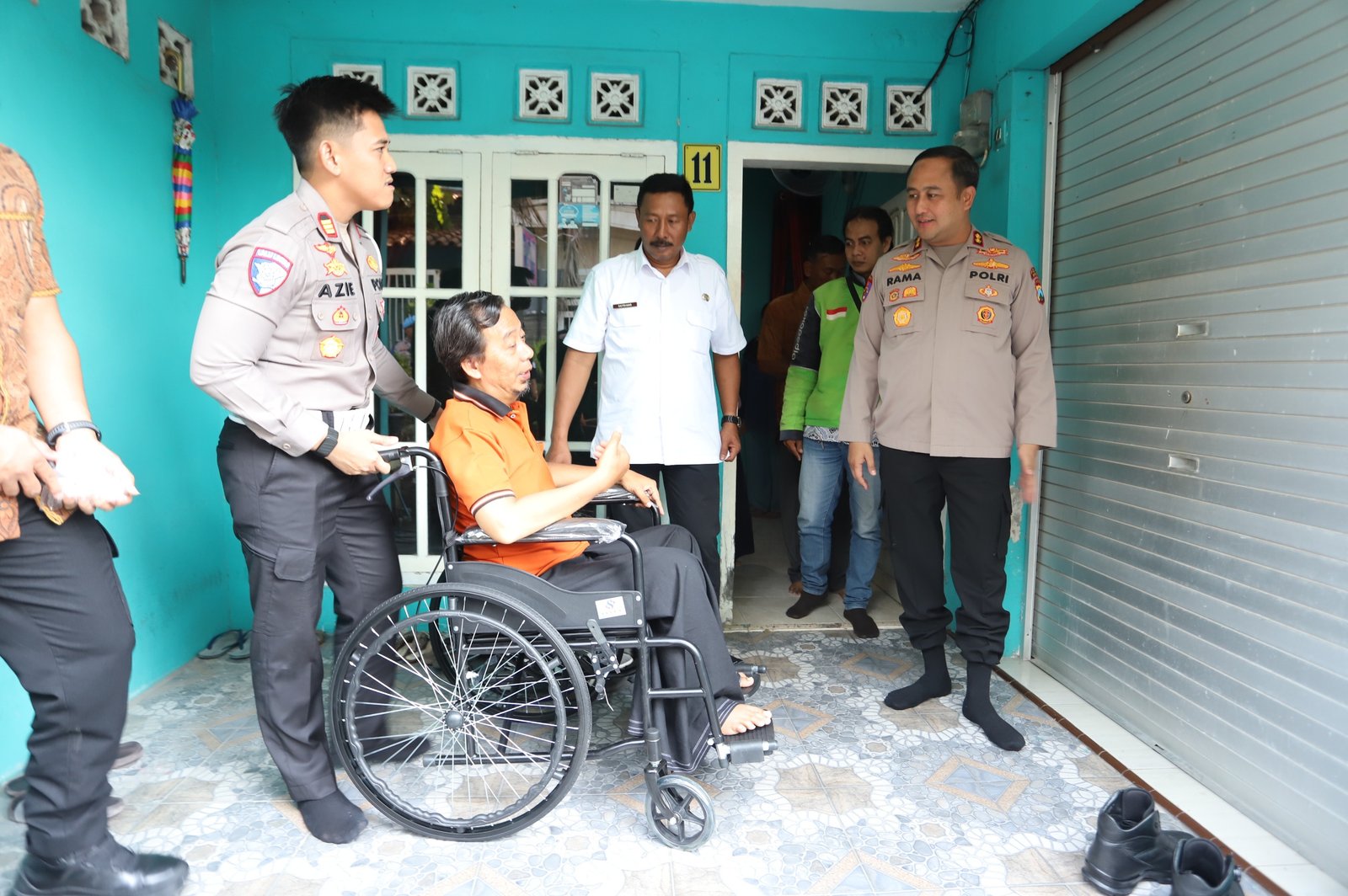 Jelang HUT Lalu Lintas Bhayangkara ke-71, Kapolres Gresik Bantu Ojol Korban Kecelakaan Beri Kursi Roda Hingga Modal Usaha