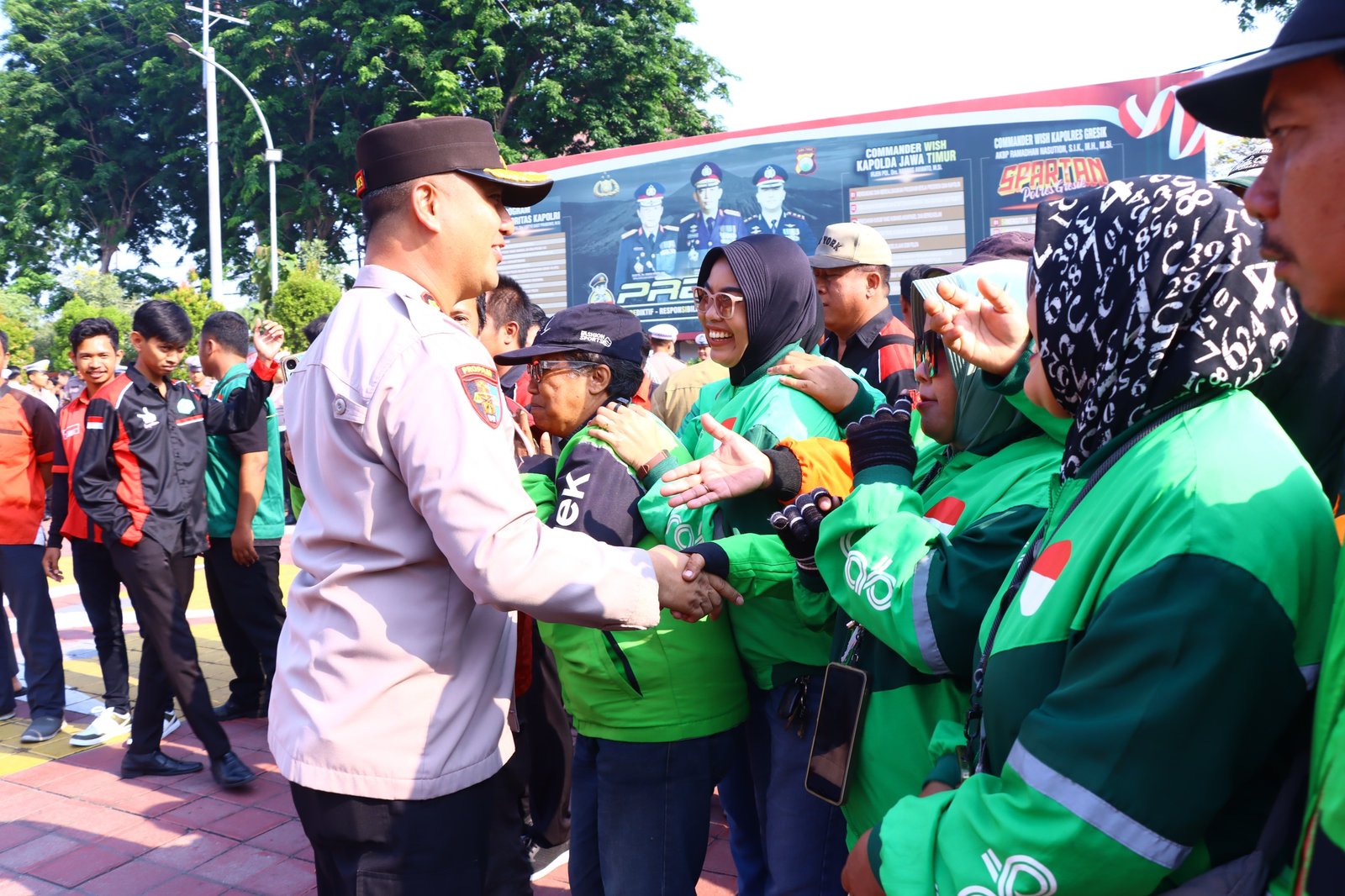 Peringati Hari Lalu Lintas Bhayangkara Ke-71, Polres Gresik Gelar Apel Bersama Relawan Ambulans dan Ojol