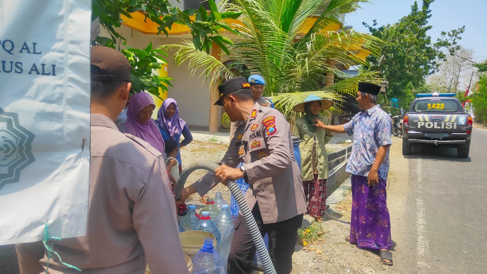 Polsek Panceng Salurkan Air Bersih untuk Warga Dusun Gampeng Gresik