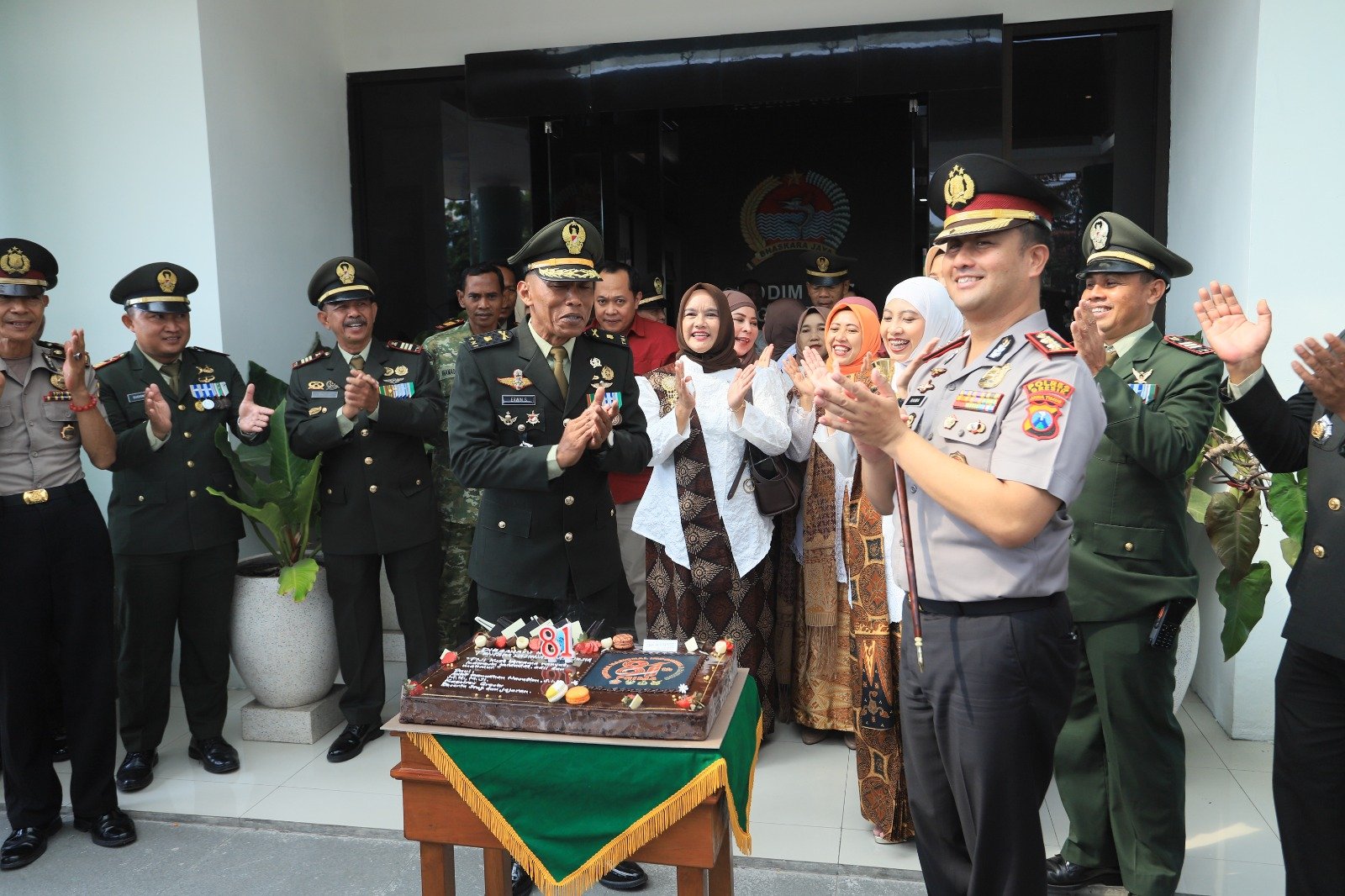 Polres Gresik Beri Kejutan HUT TNI ke-81, Sinergitas TNI-Polri Semakin Solid