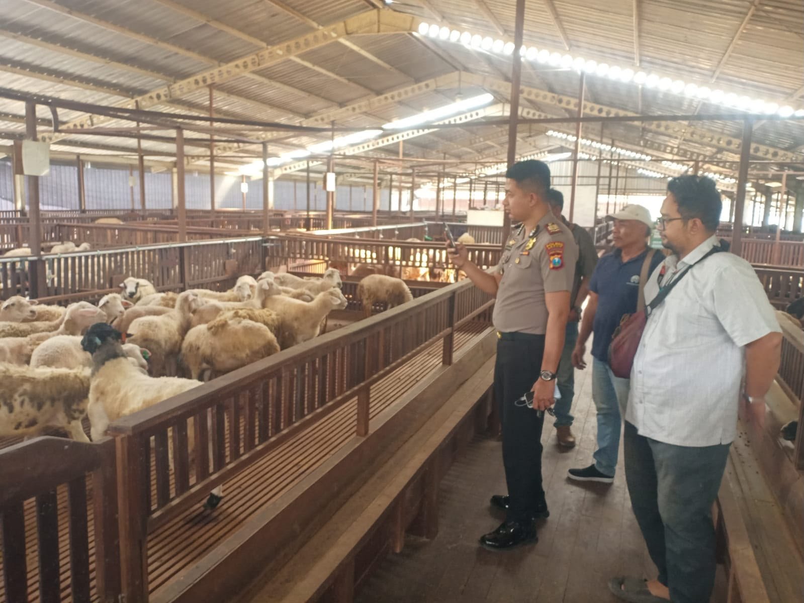 Peternakan Kambing Jadi Potensi Pangan, Polsek Kedamean Turun Langsung Lakukan Pengecekan