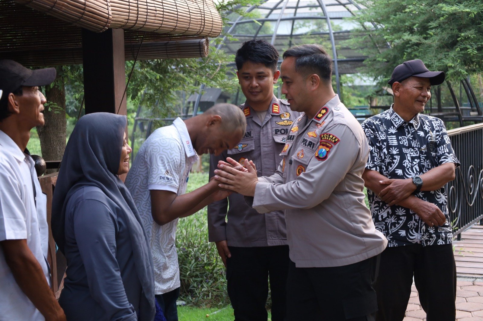 Polisi Bersama Masyarakat, Kapolres Gresik Bantu Wahyu Kembali ke Keluarga di Menganti