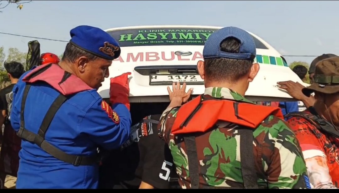 Satpolairud Polres Gresik Bersama Tim Gabungan Evakuasi Korban Tenggelam di Kalimireng