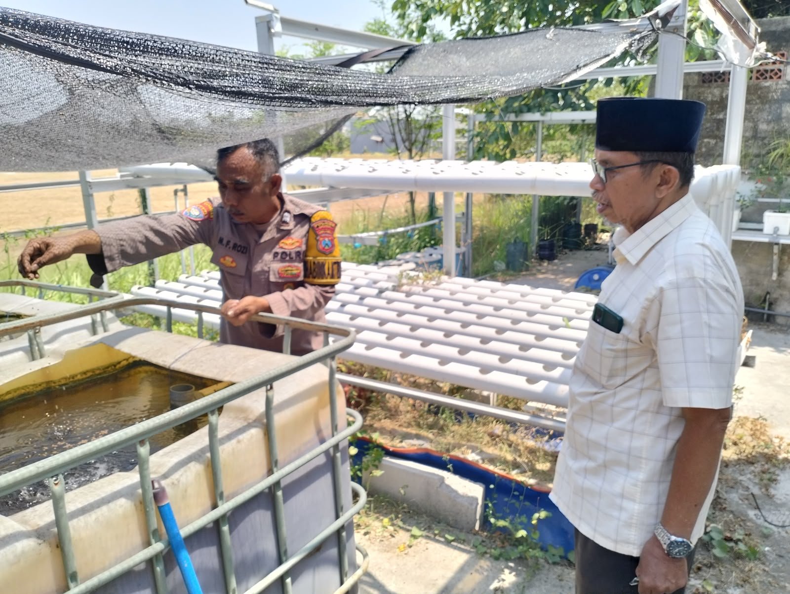 Sinergi Polri dan Warga: Polsek Manyar Pantau Potensi Budidaya Ikan Nila di Desa Suci